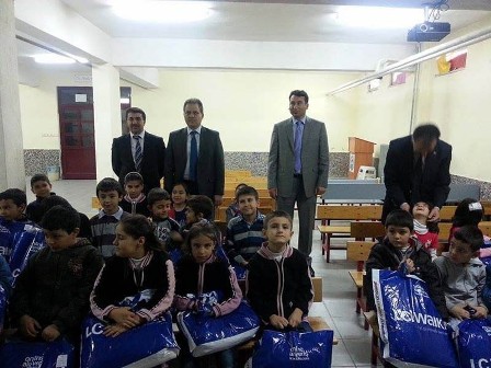 Öğrencilere giysi yardımı