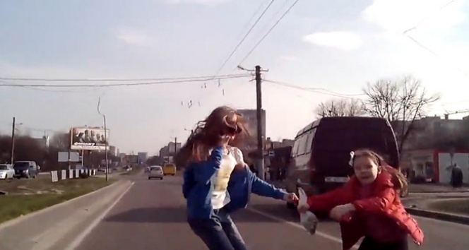 Dalgın kızlar az daha canlarından oluyordu TIKLA-İZLE