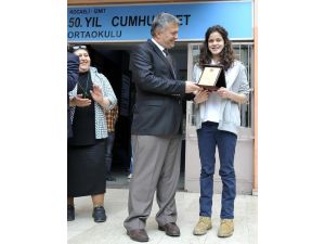 Şampiyon yüzücü, okulunun gururu oldu