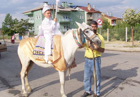 Sünnet olan çocuk at üzerinde gezdi