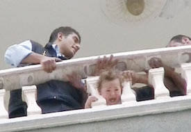 Kafası balkon korkuluğuna sıkıştı