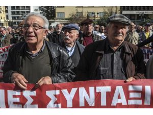 Yunanistan'da emekliler maaş kesintilerini protesto etti