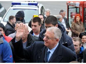 Sırp savaş suçu zanlısı Şeşely'den "bayraklı" eylem