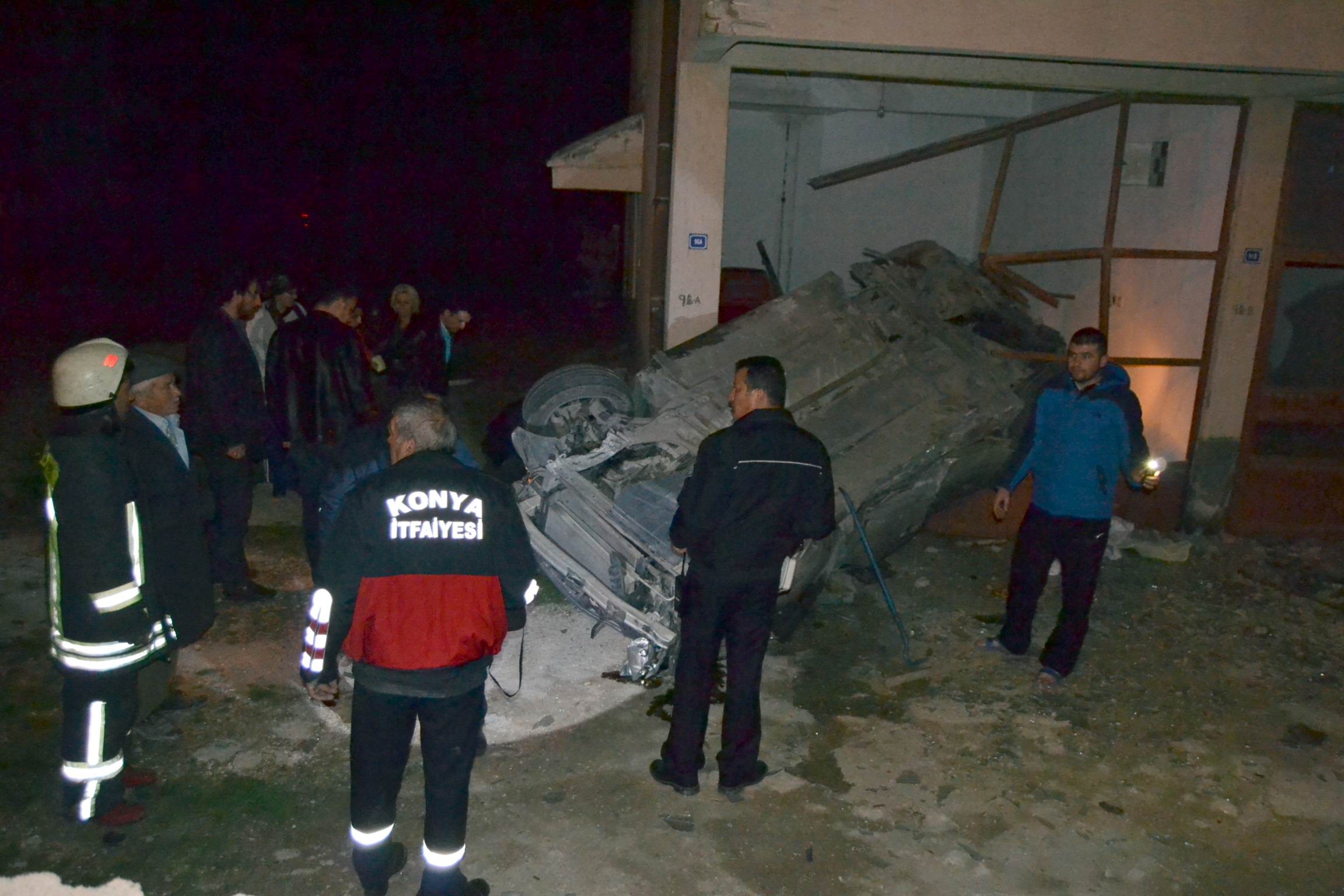 Konya'da takla atan otomobil binanın garajına girdi: 3 yaralı