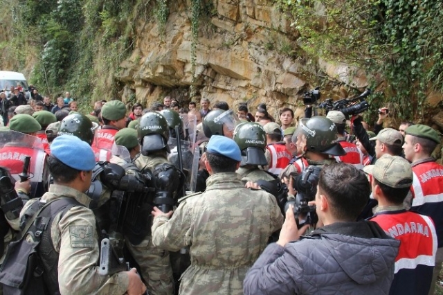 Terörist Şafak Yayla'nın cenaze evi taşlandı