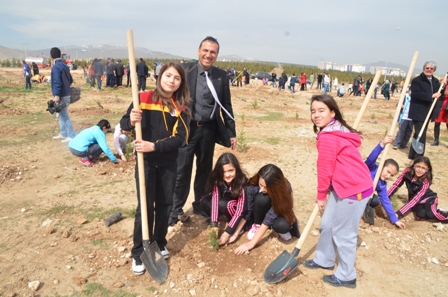 Öğrencileri fidan dikti