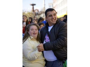 Koltuğunu bir günlüğüne otizmli gence bıraktı