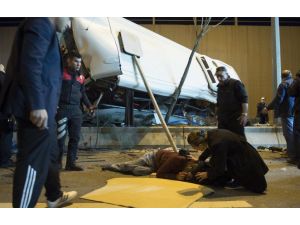 Başkent'te özel halk otobüsü devrildi: 10 yaralı