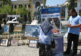 Dost Eli yardım standı ilgi görüyor
