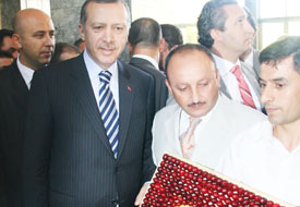 Başbakan'a beyaz kiraz ikramı