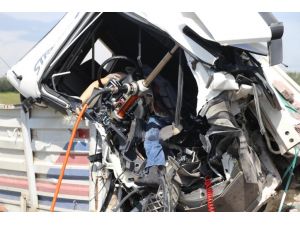 Bursa'da iki tır çarpıştı: 1 ölü, 1 yaralı