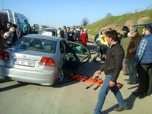 Sakarya'da ehliyetsiz sürücünün kullandığı minibüs, otomobille çarpıştı: 7 yaralı