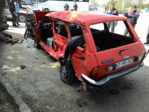 Belediye otobüsü otomobille çarpıştı: 3 yaralı