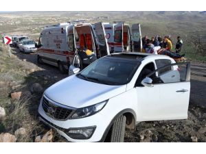 Kayseri'de kayalara çarptı: 2 yaralı