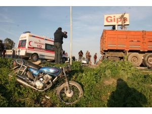 Adana'da kamyon ile motosiklet çarpıştı: 1 ölü