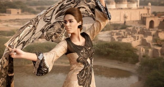 Ünlü manken fena yakalandı!