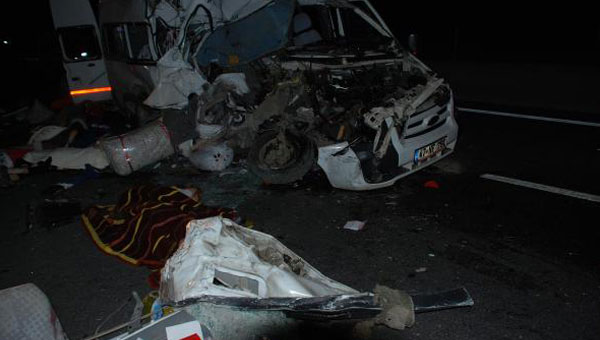 Düğün dönüşü feci kaza: 7 ölü, 10 yaralı