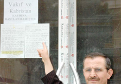 'Vakıf değildir' belgesi asıyorlar