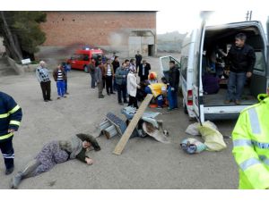 Tarım işçilerini taşıyan minibüs ile otomobil çarpıştı: 26 yaralı