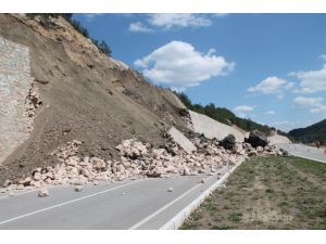 Amasya'daki heyelanda 60 metrelik istinat duvarı yıkıldı