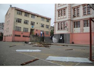 Giresun'da rüzgar çatıları uçurdu:  3 yaralı