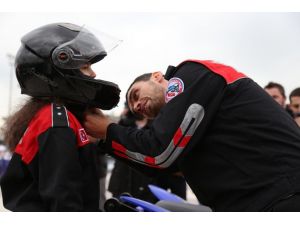 Milli motosikletçi Sofuoğlu, çocuklarla gösteri yaptı