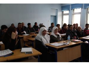 İç savaş mağduru mülteciler Türkçe öğreniyor