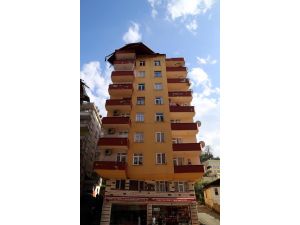Rize'de rüzgar çatıları uçurdu