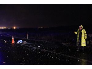 TEM otoyolunda tır otomobile çarptı: 2 ölü