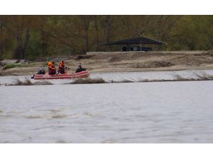 Meriç'te mahsur kalan kaçakları AFAD kurtardı