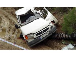 Isparta'da üzerine kaya düşen panelvanın sürücüsü öldü