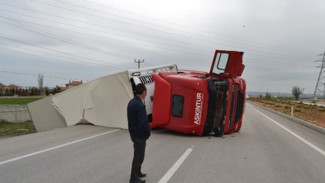 Konya'da Tır Devrildi