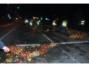 Manisa'da yola dökülen elmalar sürücülere zor anlar yaşattı