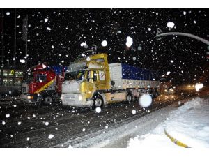 Afyonkarahisar-Antalya karayolu kar nedeni ile ulaşıma kapatıldı