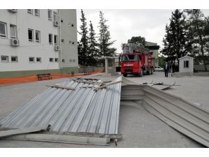 Kuvvetli rüzgar okulun çatısını uçurdu