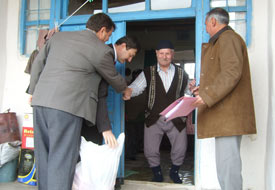 Çeltik yoksul ailelere yardım