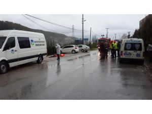 Sakarya'da otomobil su kanalına devrildi: 2 ölü, 3 yaralı