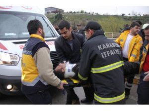 Karabük'te otomobil elektrik direğine çarptı: 2 yaralı