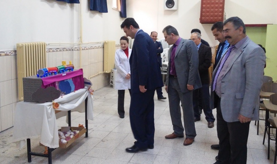 Atık malzemelerden oyuncak sergisi