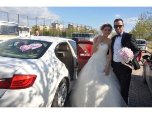 Gelinlikle Direksiyon Sınavına Girdi