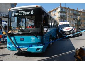 Özel Halk Otobüsü İle Ambulans Çarpıştı: 7 Yaralı