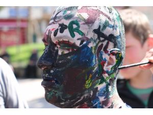 Canlı Tuval Olup Vatandaşlara Kendini Boyattı