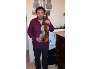 Taksici Okuduğu Kitaptan Etkilenip Kemancı Oldu