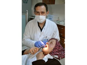 "Diş Ağrısına Akü Suyuyla Müdahale Eden Var"