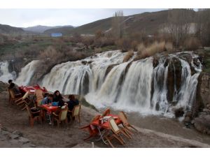 Muradiye Şelalesi'nde Bahar Güzelliği