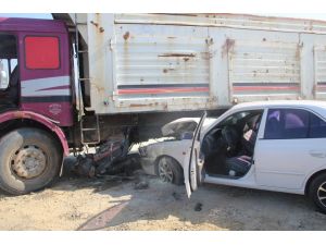 Manisa'da Kamyon İle Otomobil Çarpıştı: 4 Yaralı