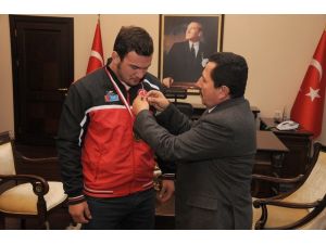 Şampiyon Güreşçiye Altın Ödülü