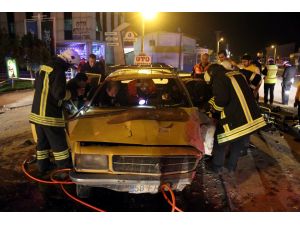 Sivas'ta Otomobiller Çarpıştı: 2 Yaralı