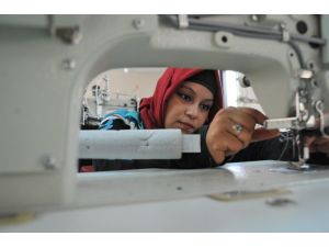 Engelliler Yoksullar İçin Elbise Dikiyor