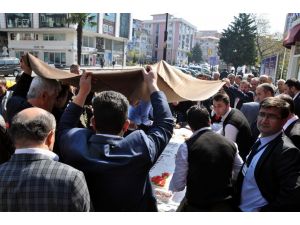 Bin Kişilik Pasta, Martılardan Örtüyle Korundu